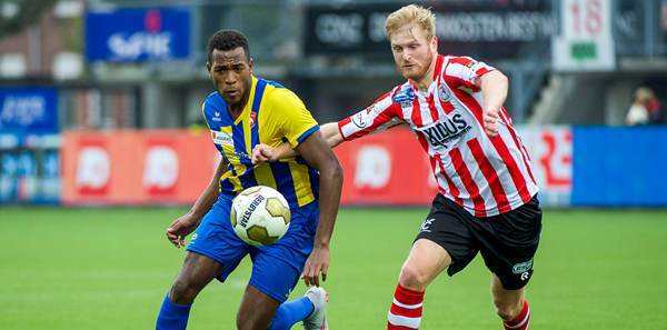 根据球员在 根据球员在